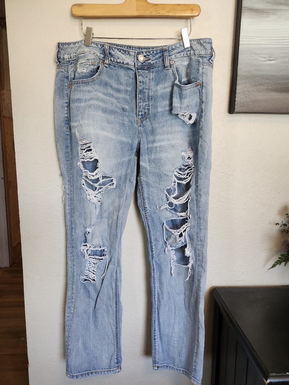 American Eaglw Women’s Straight Leg Ankle Distressed Light Blue Jeans